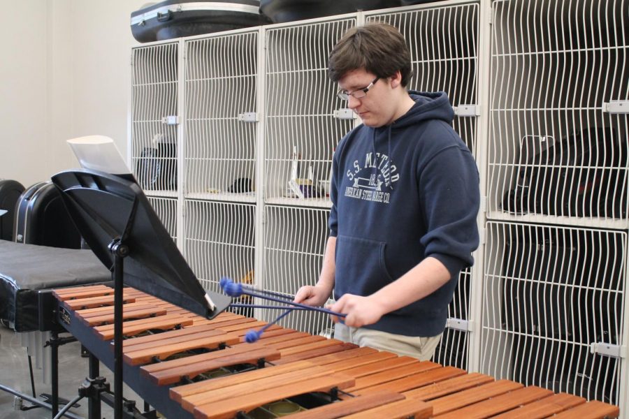 Senior+Jaxon+Hoffmann+practices+on+the+marimbas+in+room+1440+on+Nov.+12.%0A