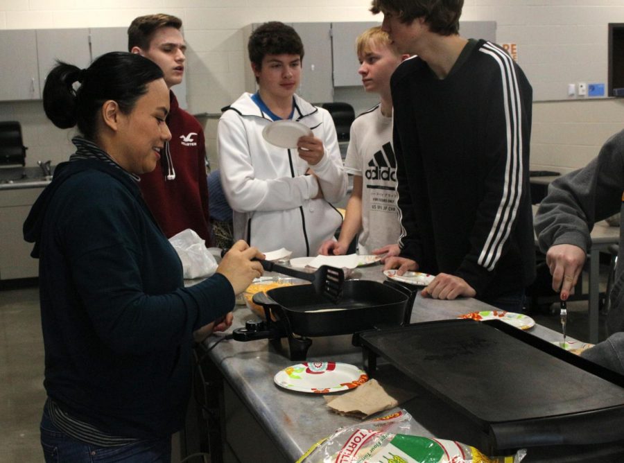 Visitor cooks for spanish classes
