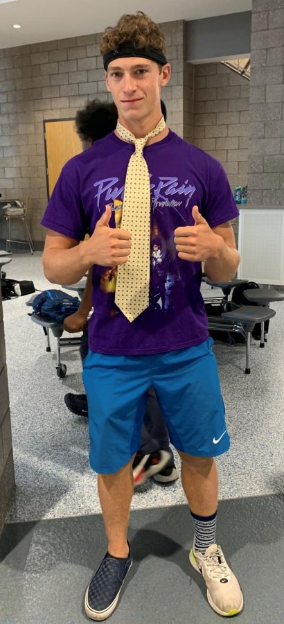Senior Brodie Raygor gives two thumbs up as regard to mismatch day Sept. 14 in the commons.
