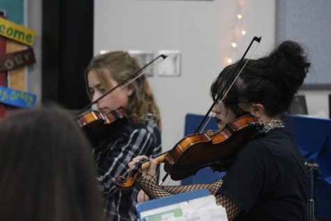 Sophomores Linnea Johnson (left) and Ava Hattenburger (right) practicing violin in seventh hour orchestra Nov. 18. The orchestra practiced for their Christmas concert for several weeks before the event.