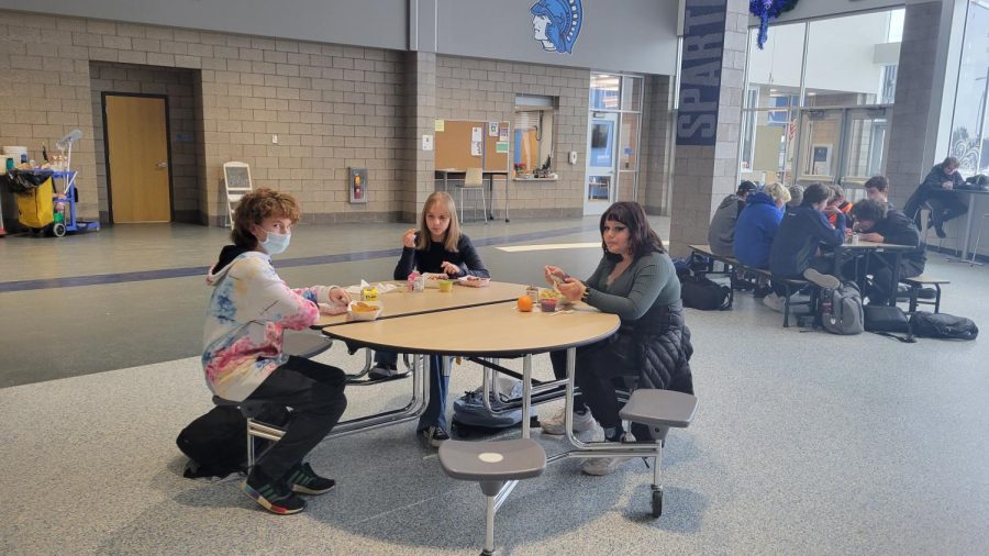 Students eat lunch in the Commons, some wearing a mask and some not, Jan. 11, one day before the mandatory mask mandate was reinstated by Superintendent Amy Starzecki.